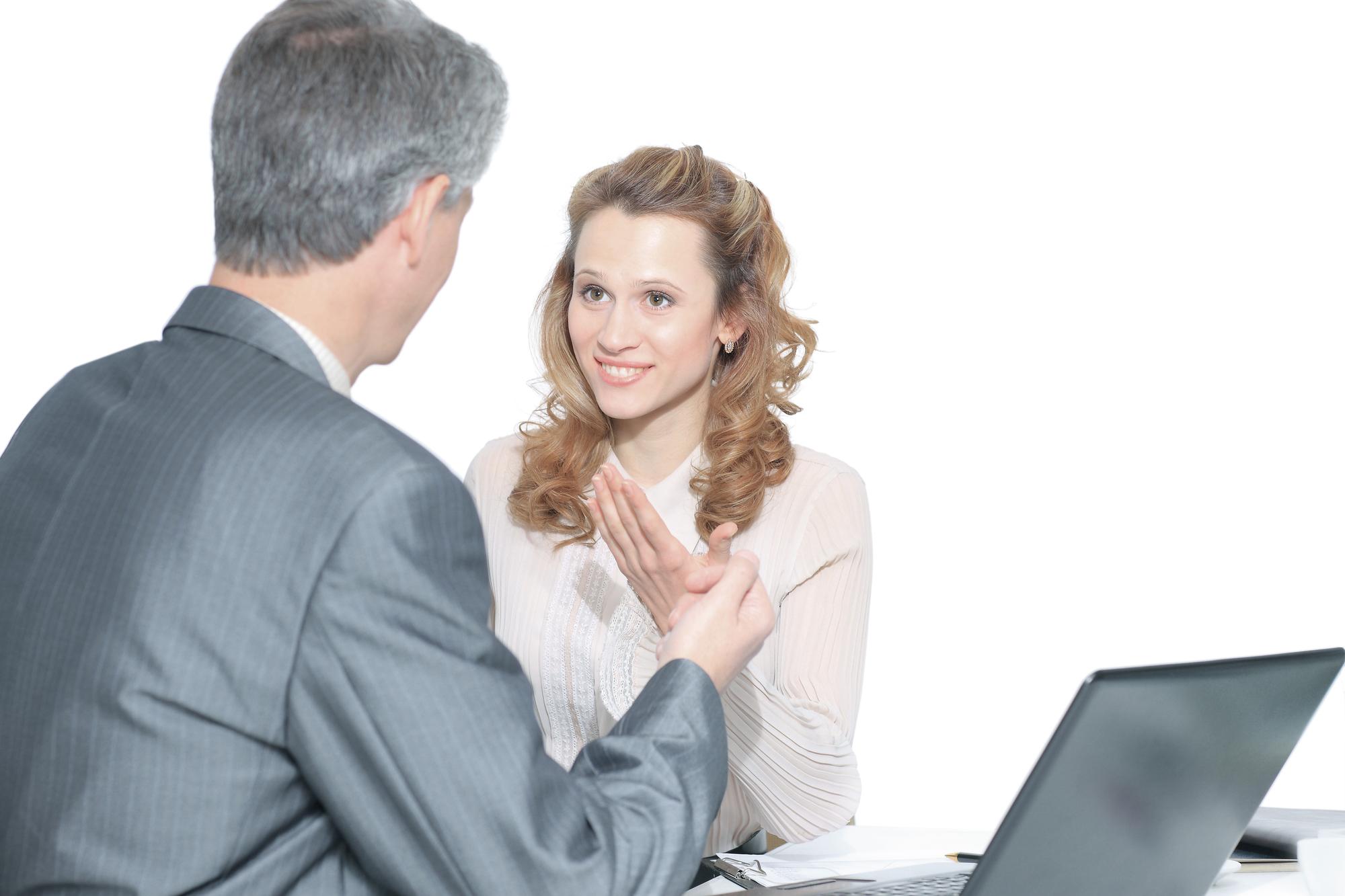 Agent discutând cu client în birou luminos